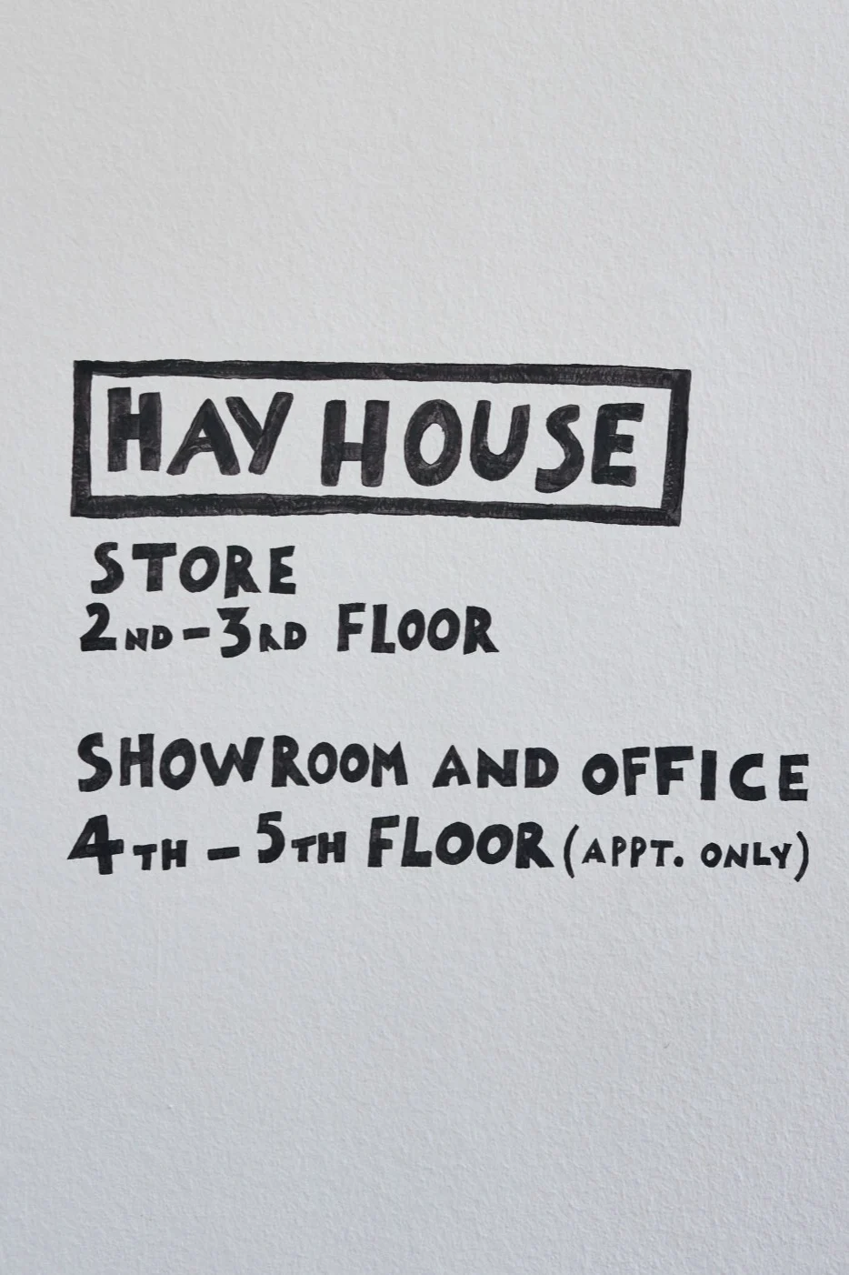 Hay House Schild: Geschäft im 2.-3. Stock, Showroom und Büro im 4.-5. Stock (nur nach Vereinbarung).