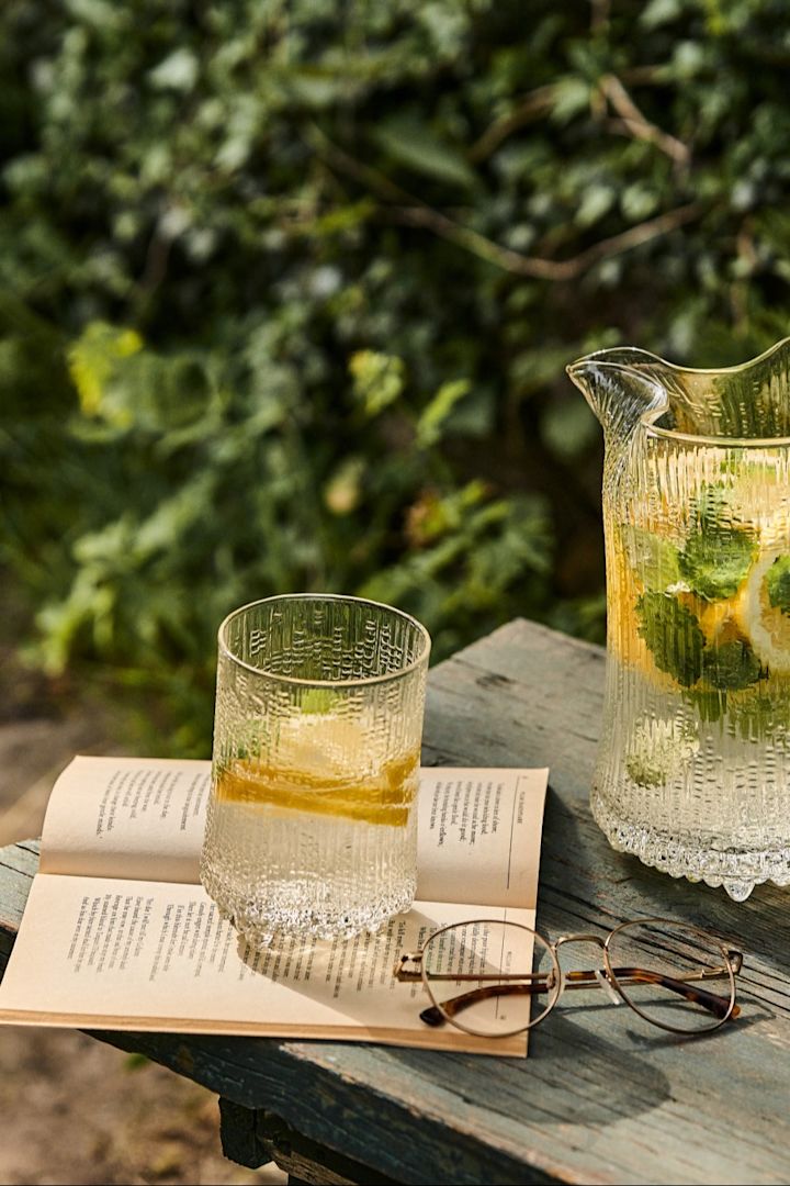 Summer Breeze ist ein alkoholfreier Cocktail mit Zitronen und Minze, hier im Garten serviert in einem Ultima Thule highball Glas von Iittala.