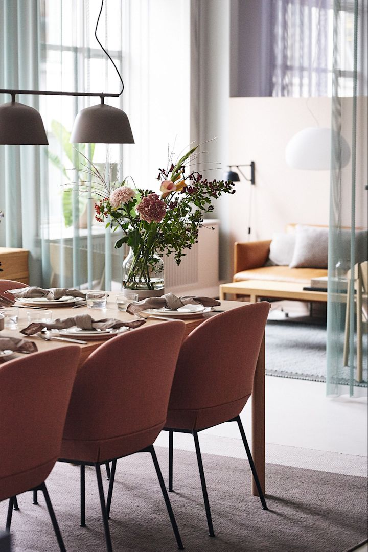 Der Wollteppich Varjo in Taupe von Muuto verleiht Ihrem Essbereich ein wohnliches Ambiente.