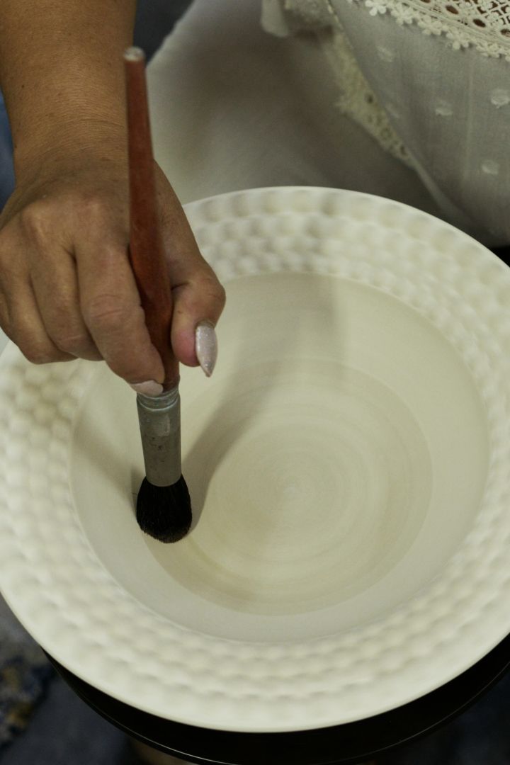 Die Keramiken von Mateus werden von Hand bemalt, was Schritt 6 des Herstellungsprozesses darstellt.
