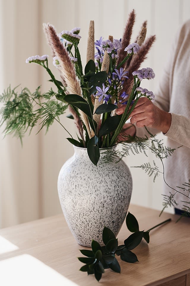 In der weißen Keramikvase von Knabstrup kommen die Schnittblumen von Blombruket gut zur Geltung.