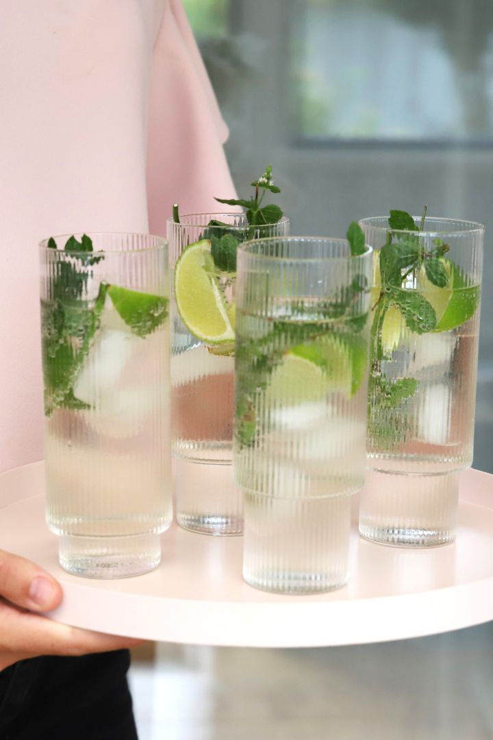 Verschiedene Arten von Cocktailgläsern: Welches Glas für welchen Cocktail? Hier sehen Sie die Ripple Longdrink-Gläser von ferm LIVING, perfekt geeignet für erfrischende Mojitos.