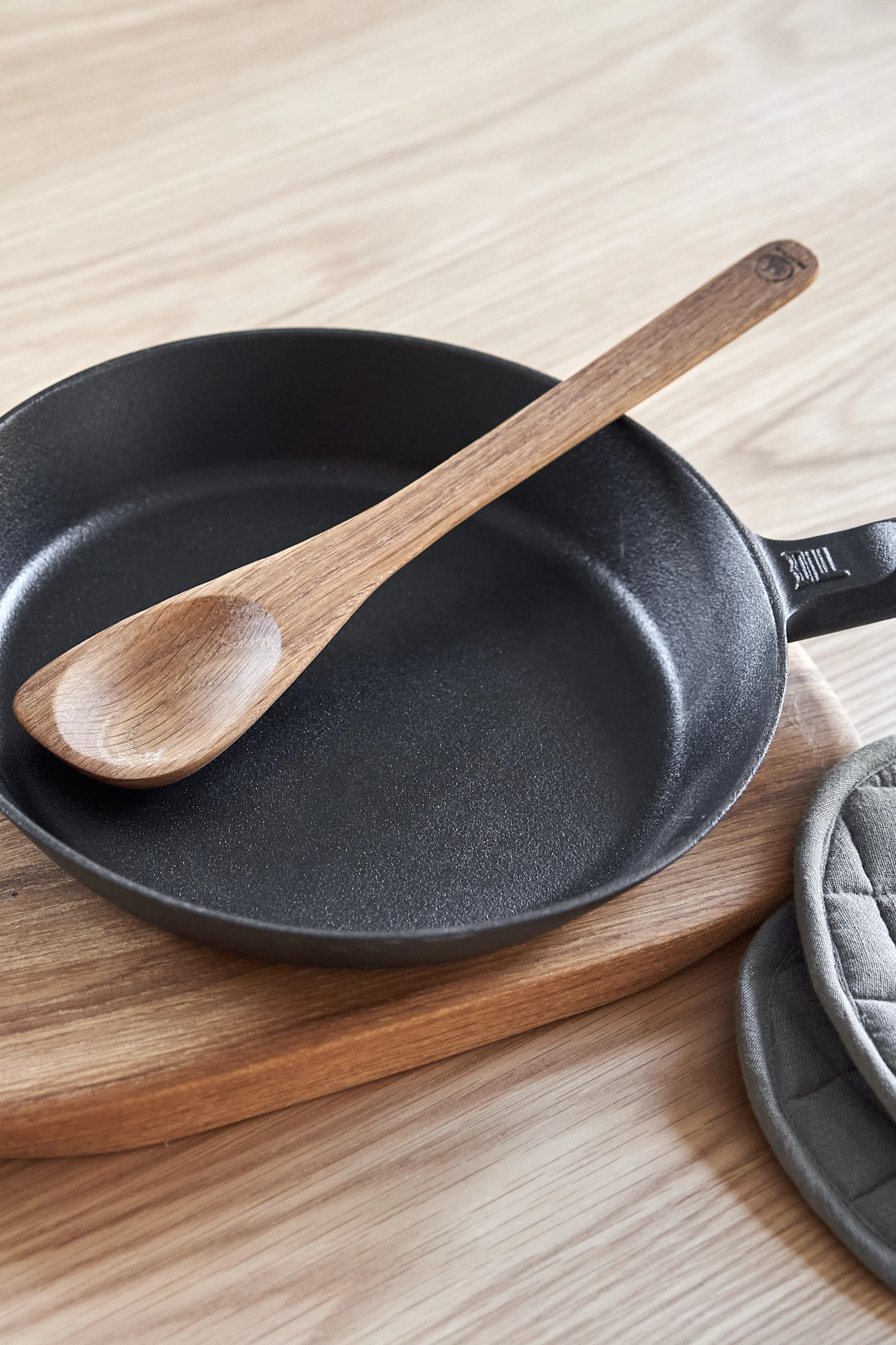 Mehr Freude am Kochen – hier sehen Sie die robuste Norden Gusseisen Bratpfanne von Fiskars.