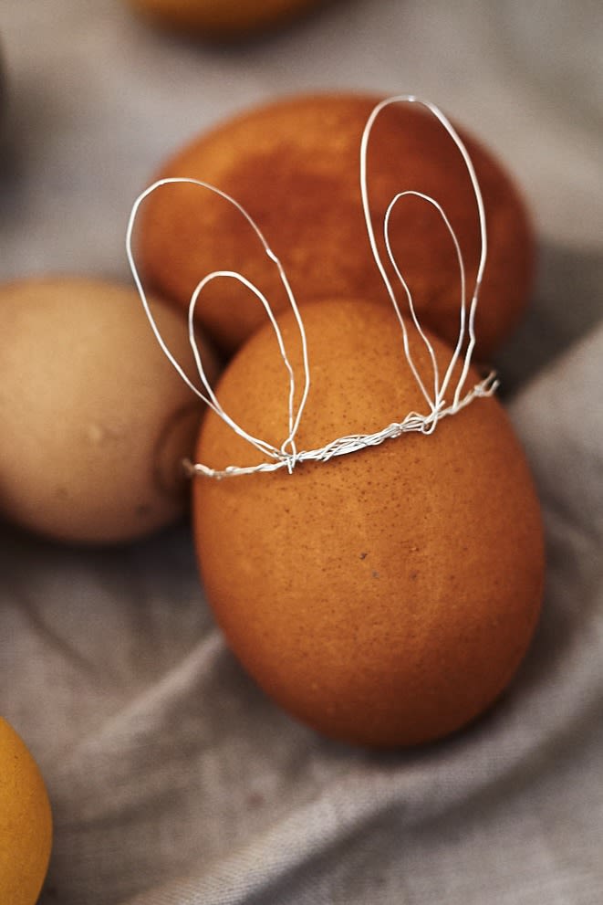 Basteln zu Ostern: Basteln Sie einfache Hasenohren aus Kupferdraht, mit denen Sie Ihre Eier niedlich dekorieren können.