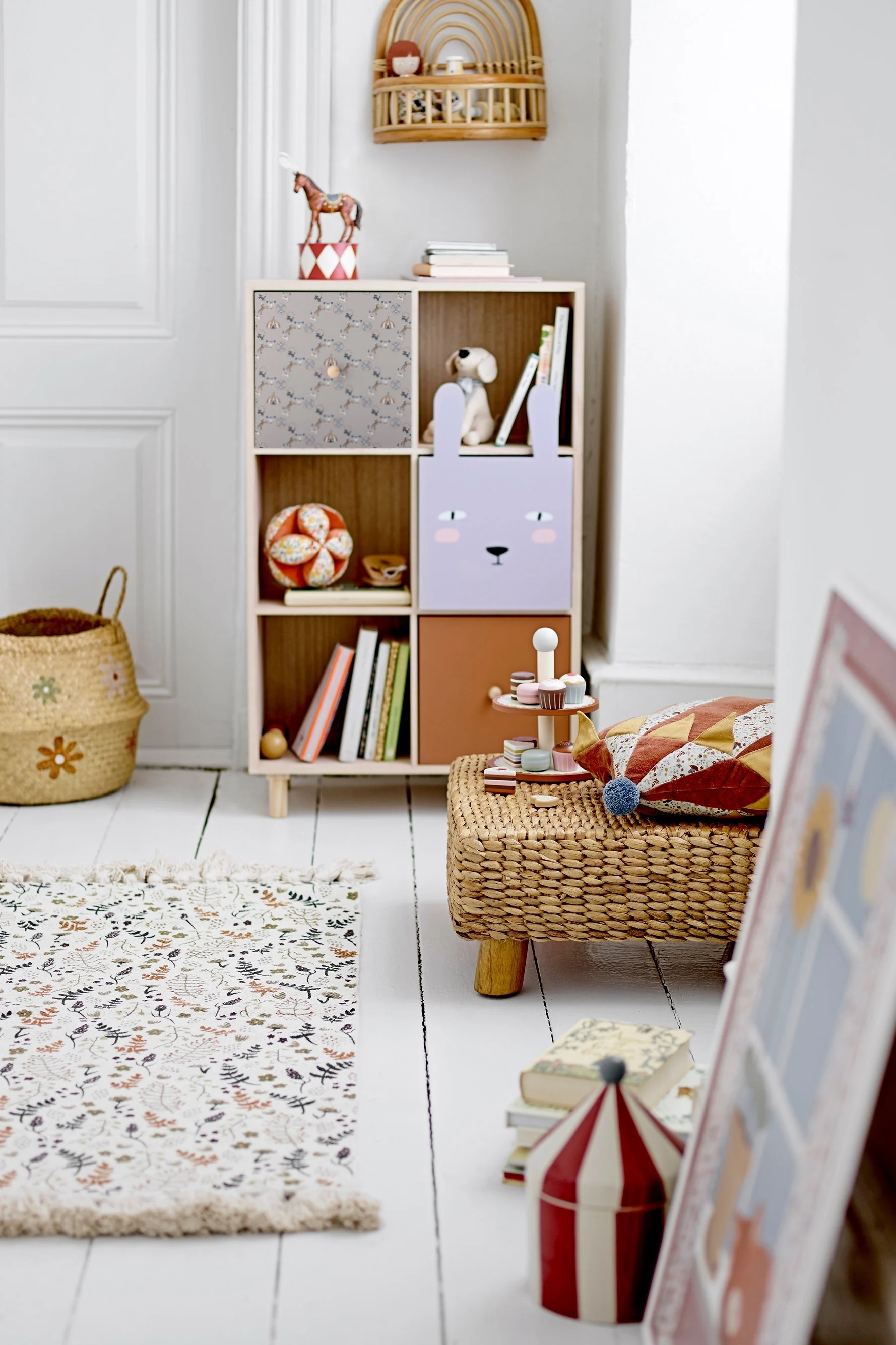 Aufräumen: Das Kalle Bücherregal von Bloomingville steht in einem Kinderzimmer.