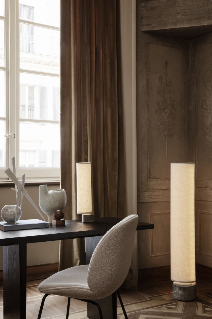 Entdecken Sie die besten Tipps von Gubi für die Beleuchtung Ihres Zuhauses. Hier sehen Sie die skulpturalen Unbound Steh- und Tischleuchten.