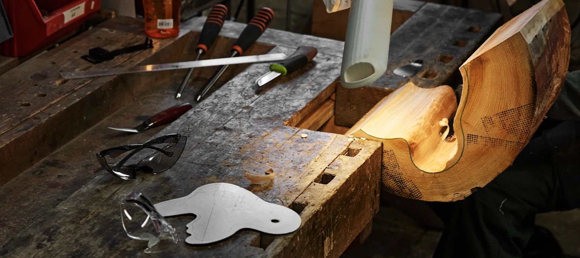 Iittala Glasfabrik: Eine Holzschale von Alvar Aalto wird geschliffen.