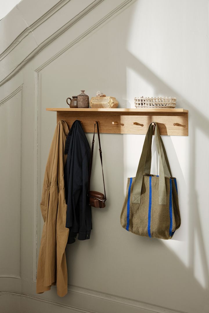 So gestalten Sie einen kleinen Flur: Inspiration von ferm LIVING, um den Flur mit einer offenen Garderobe und einem kombinierten Regal mit Hakenleiste aufzuräumen.