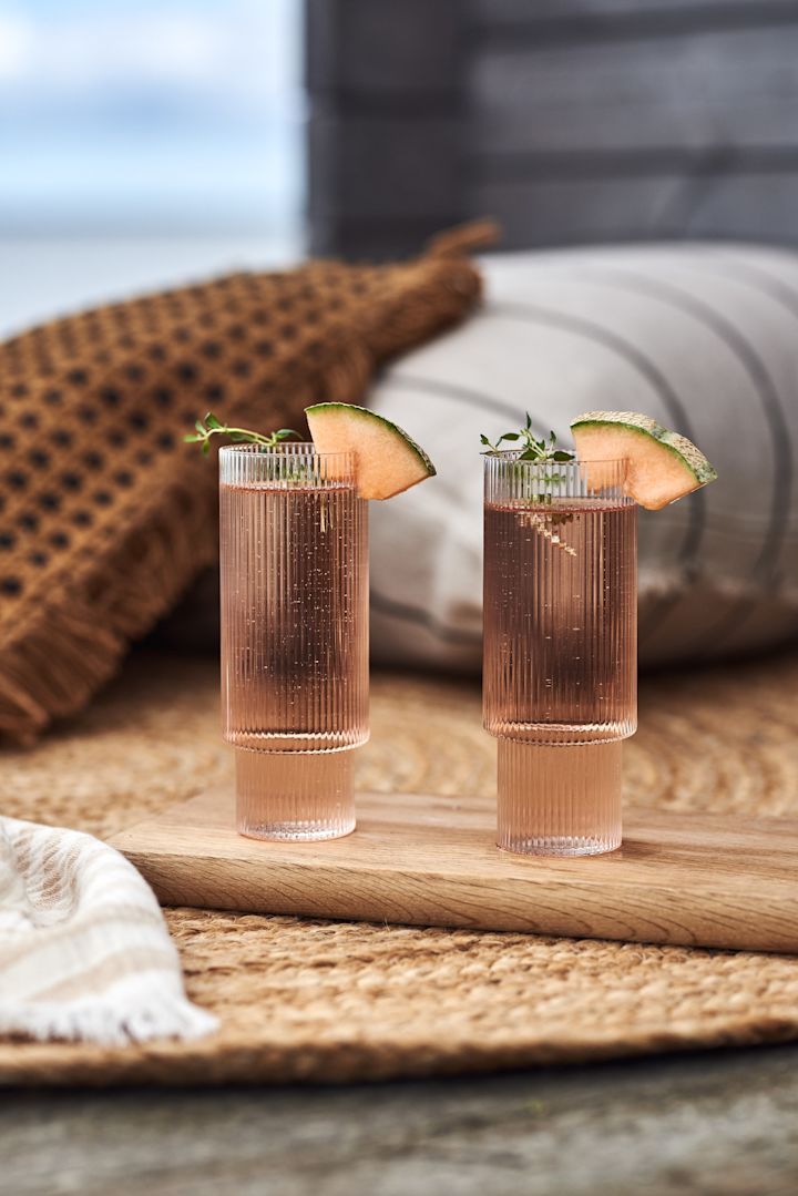 Sommergetränke: Mixen Sie einen Drink mit Melone und ser vieren Sie ihn stilvoll in einem Ripple-Glas von Ferm Living.