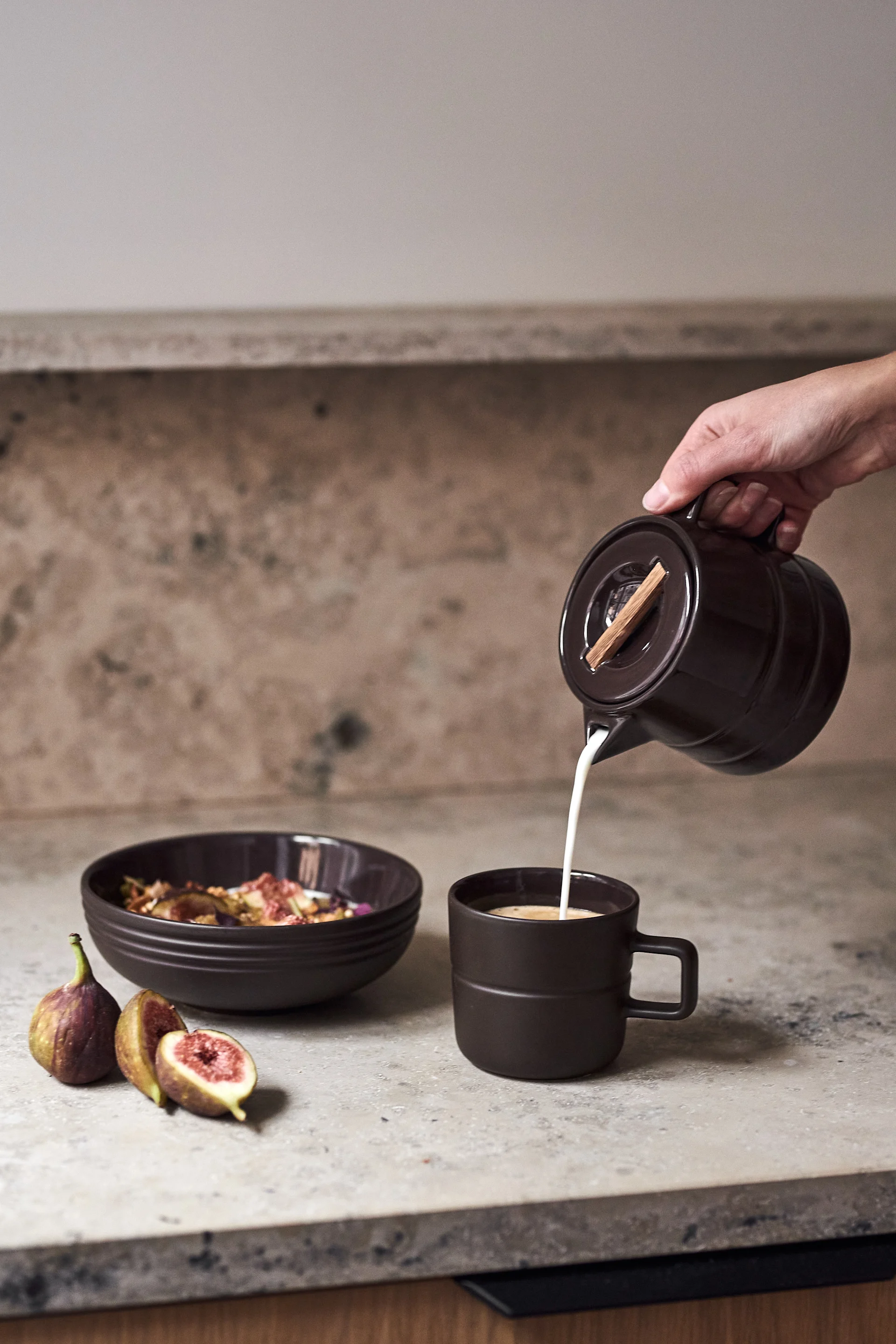 Die Modern Lines Tasse in Braun von NJRD ist die perfekte Teetasse für Teeliebhaber.