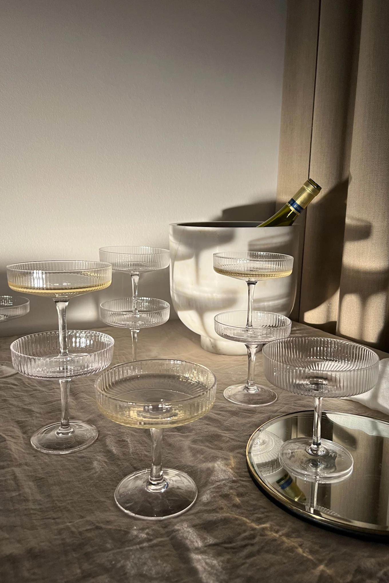 Sehr beliebt als Geschenkidee zur Hochzeit sind die Ripple-Champagnergläser von Ferm Living, da sie durch ihre besondere Form und ihre Rillen begeistern.