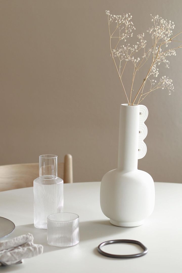 Die stilvolle Ripple Karaffe mit passendem Glas von Ferm Living ist einer unserer 12 Last-Minute Geschenkideen für Weihnachten. Foto: @ b.wohnbar
