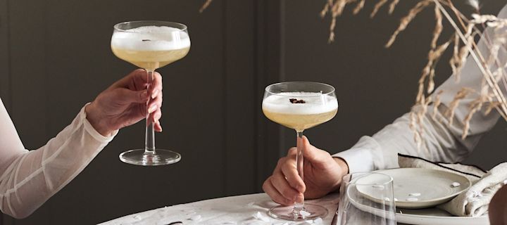 4 Cocktailrezepte für besondere Anlässe - Holunderblüten Cocktail im Iittala Essence Glas.