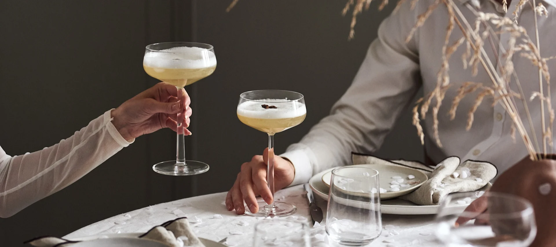 4 Cocktailrezepte für besondere Anlässe - Holunderblüten Cocktail im Iittala Essence Glas.