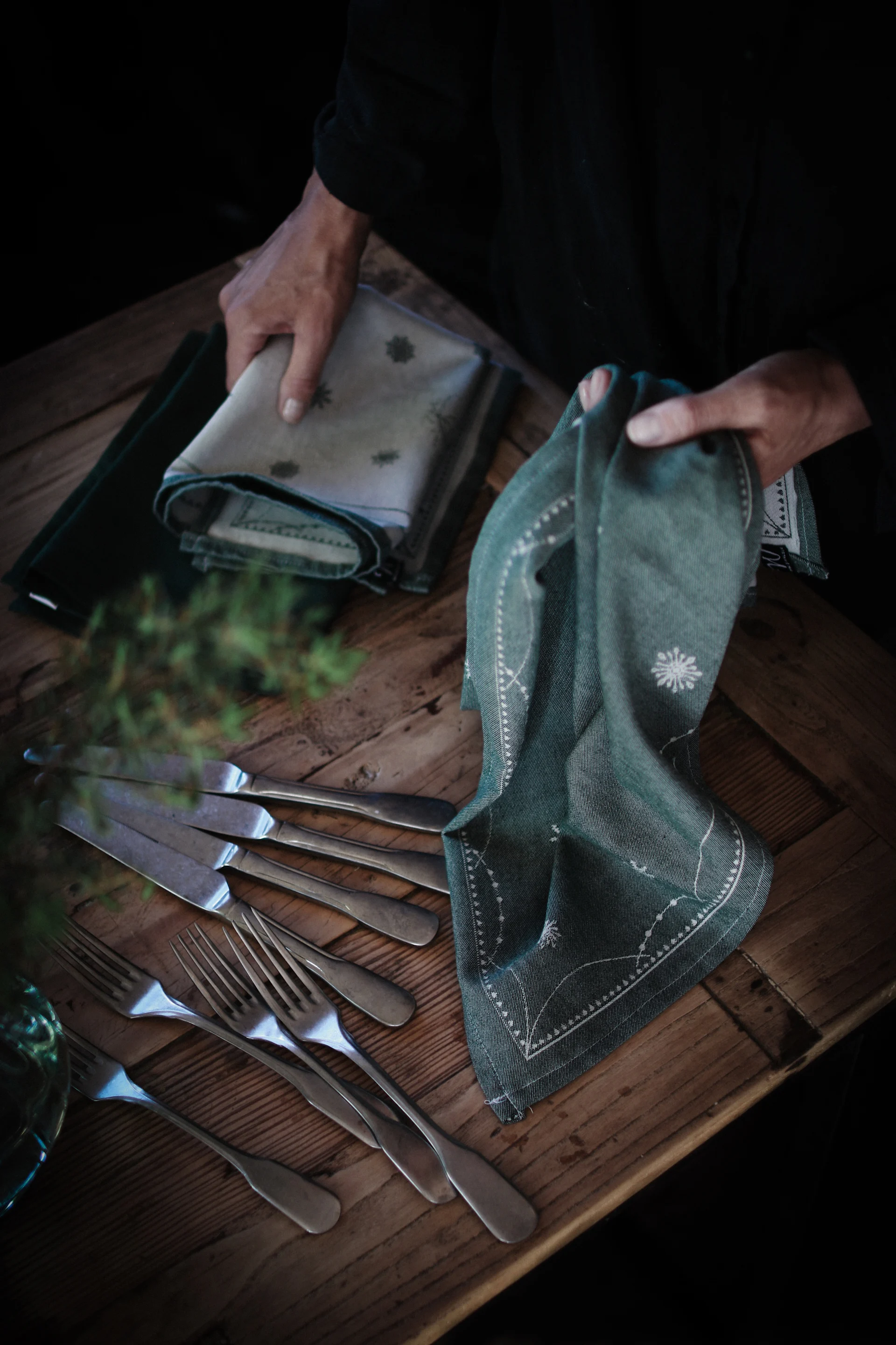 Ein Tisch mit Besteck und den Julemorgen Servietten von Wik & Walsøe.