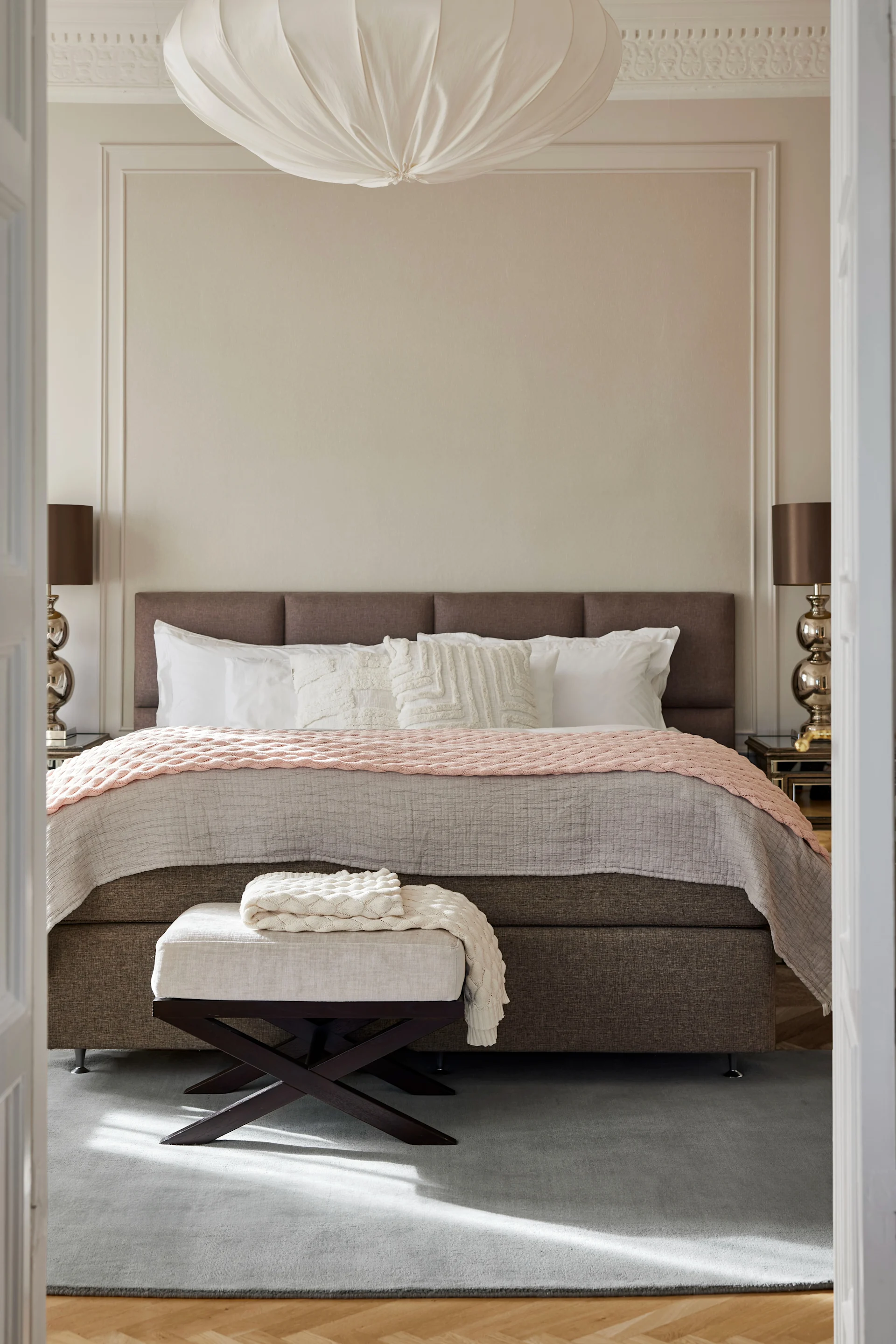 Teppiche fürs Schlafzimmer: Der blaue Solid Teppich von Classic Collection liegt im Schlafzimmer vor dem Bett.