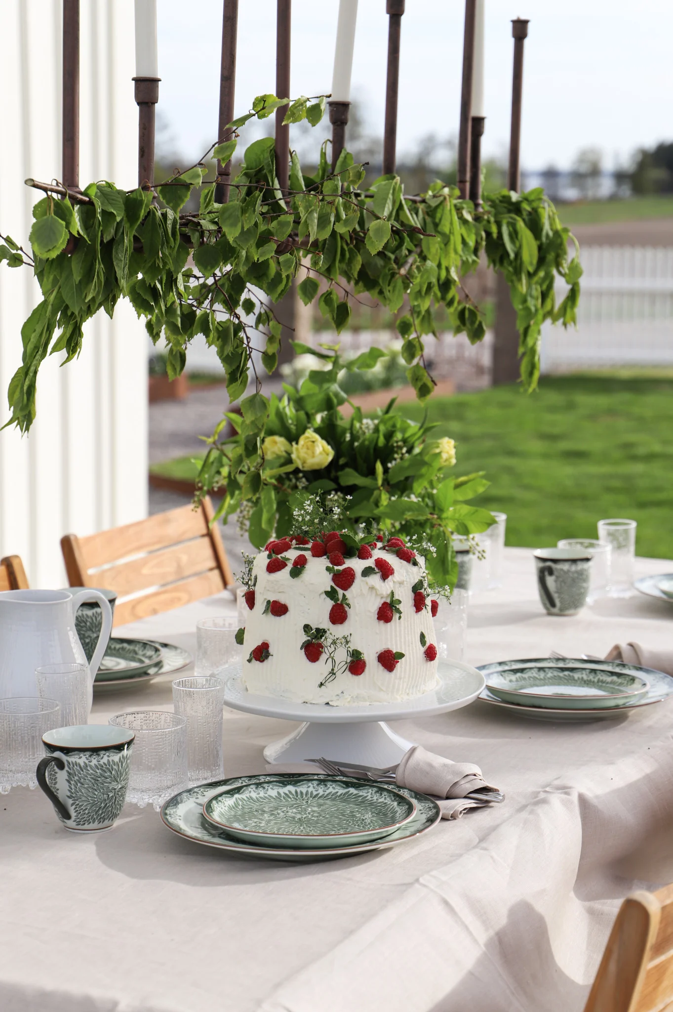 Eine moderne Tischdeko zu Mittsommer: @res hat den Tisch in hellen Farben gedeckt, kombiniert mit dem grün-weißen Ostindia floris-Geschirr von Rörstrand.