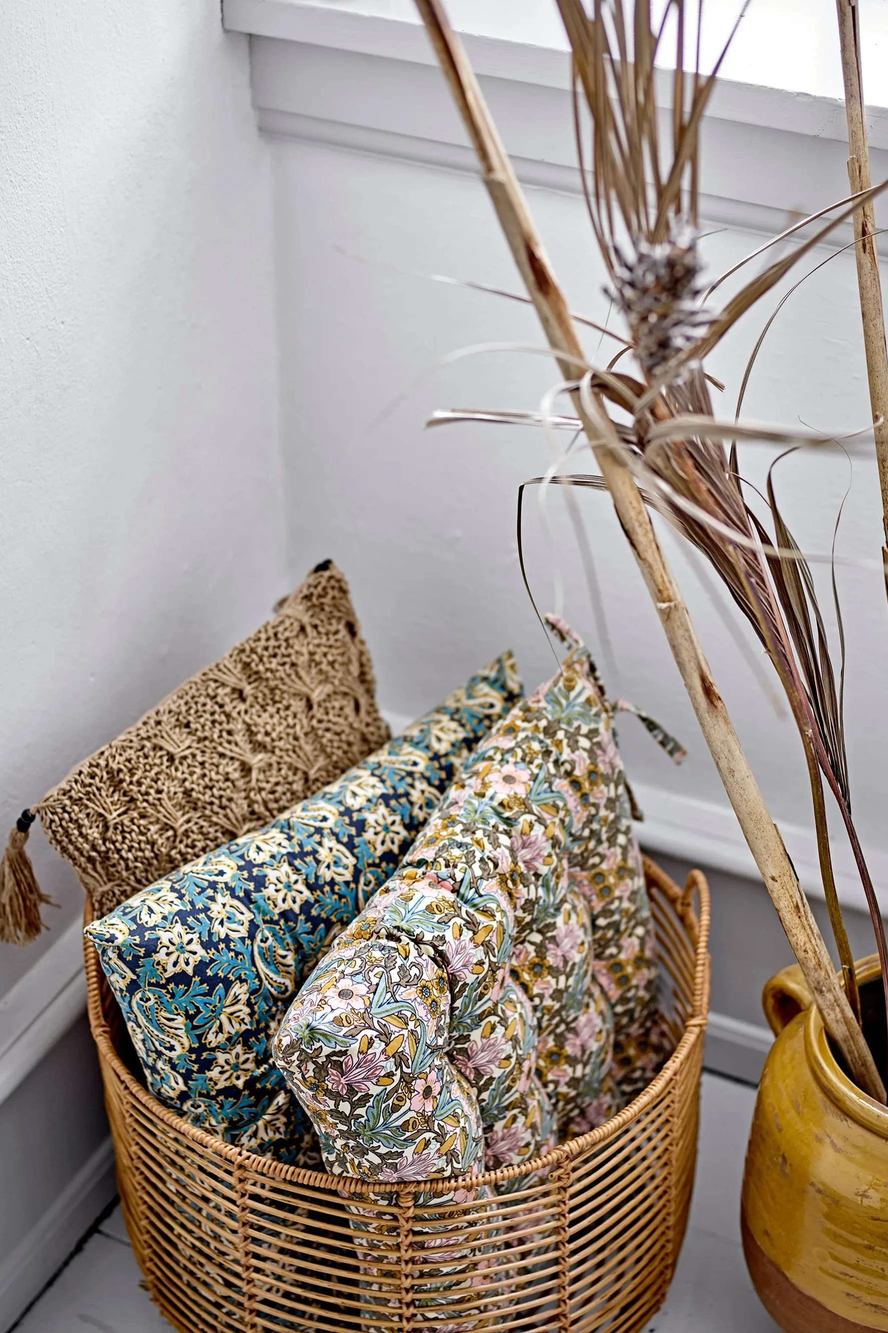 Balkon Ideen: Ein Regal ist auf dem Balkon wichtig, um Töpfe und Pflanzen aufzubewahren, während Körbe Kissen und Decken aufnehmen können. Wenn Sie einen größeren Balkon haben, kann eine Kissenbox für größere Outdoor-Kissen praktisch sein. Hier sehen Sie den Mekkel Aufbewahrungskorb aus Rattan, perfekt für kleinere Stuhlkissen.