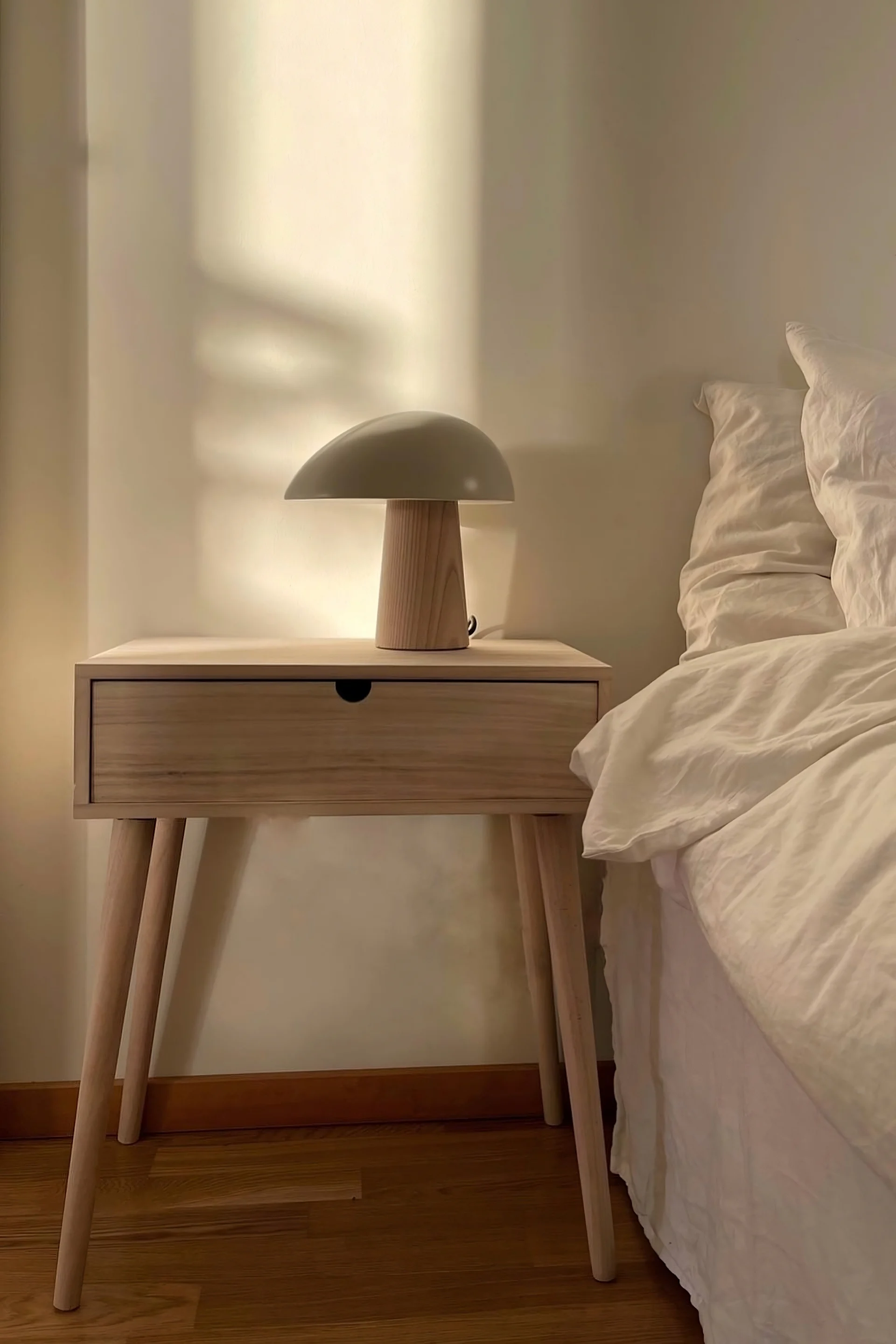 Für Feng Shui ist eine schlichte Einrichtung perfekt. @homebyhanna hat einen schlichten Nachttisch aus Holz neben ihrem Bett stehen und darauf die Night Owl Tischlampe von Fritz Hansen.