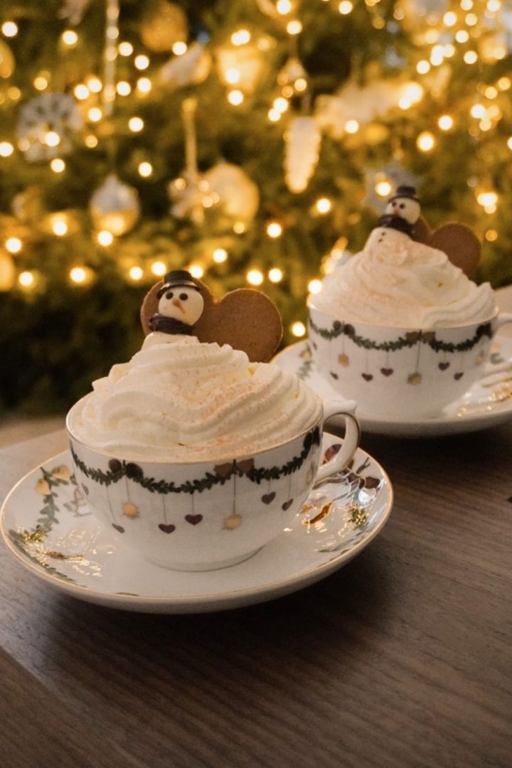 Einfache Weihnachtscocktails: Dekorieren Sie Ihre heiße Schokolade mit Sahne und servieren Sie sie in einer hübschen weihnachtslichen Tasse aus der Star Fluted-Kollektion von Royal Copenhagen.