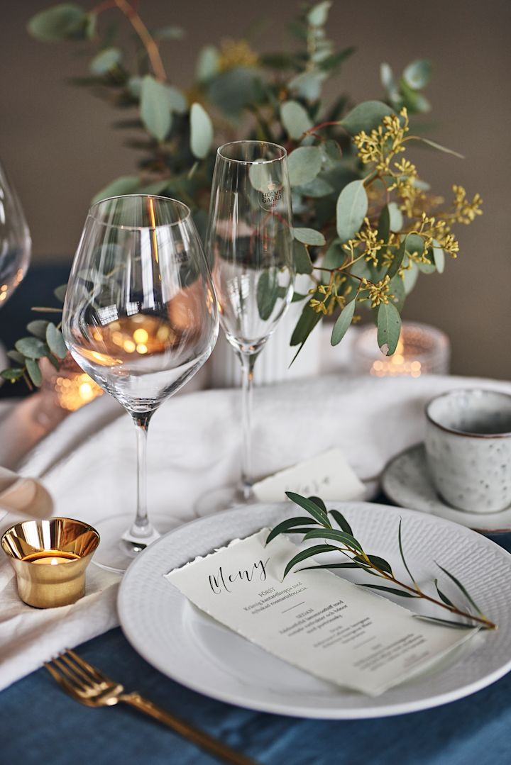 10 Geschenke für jeden Anlass – die Cabernet Rotweingläser von Holmegaard kommen in einem offenen Regal hervorragend zur Geltung. 