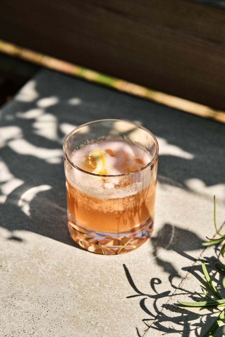 Probieren Sie einen außergewöhnlichen alkoholfreien Cocktail - den Peachy Herb Fizz, hier serviert im Carat Old Fashioned Glas von Orrefors.