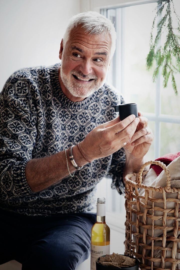 Bild des Designers und TV-Persönlichkeit Ernst Kirchsteiger zur Weihnachtszeit in einem Interview mit Nordic Nest. 