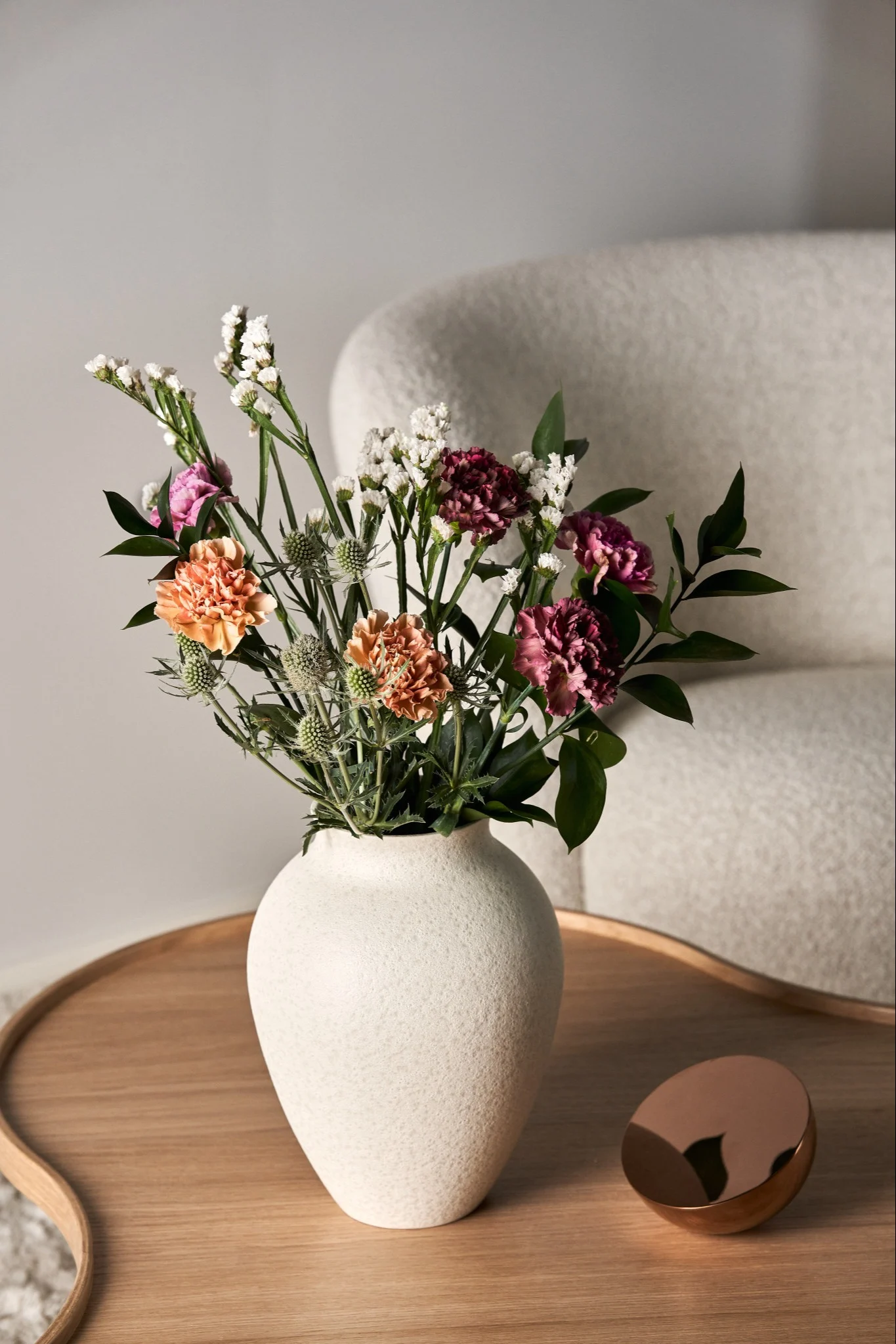 Die beste Vase für hochstämmige Blumen ist eine hohe schmale Vase wie diese Knabstrup Vase von Knabstrup Keramik. 