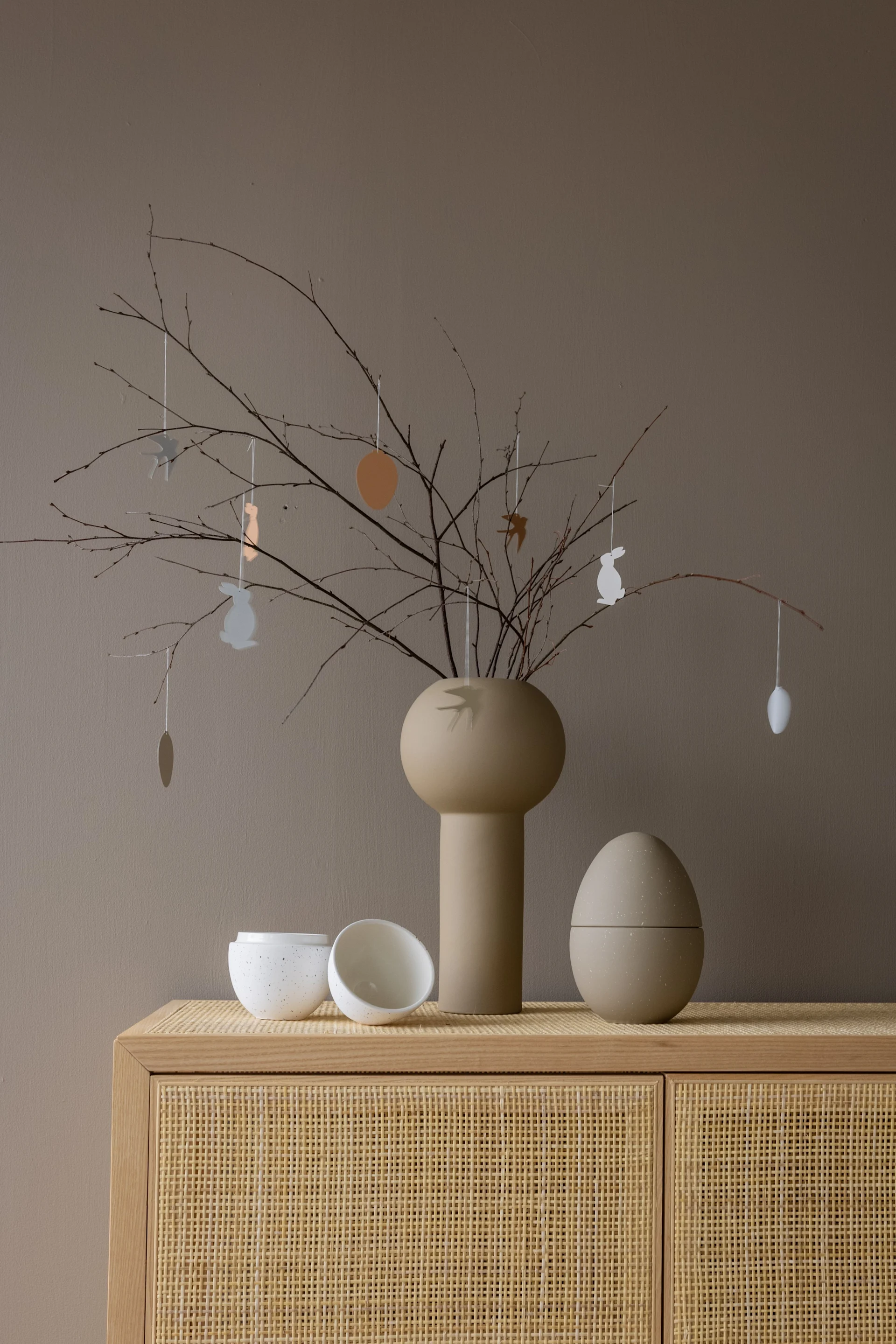 Osterstrauch: Hier sehen Sie verschiedene Osteranhänger aus der Easter Deco-Kollektion in Form von Hasen und Eiern in verschiedenen Farben von Cooee Design.