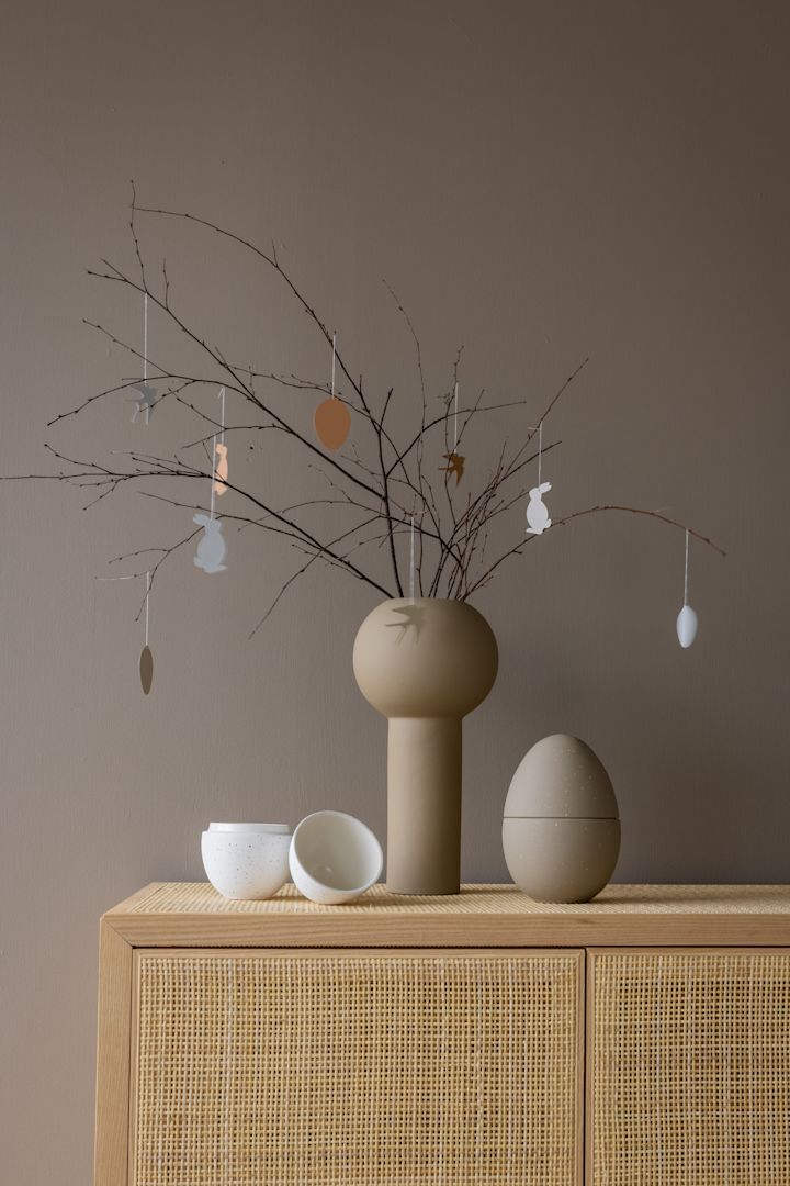 Osterstrauch: Hier sehen Sie verschiedene Osteranhänger aus der Easter Deco-Kollektion in Form von Hasen und Eiern in verschiedenen Farben von Cooee Design.