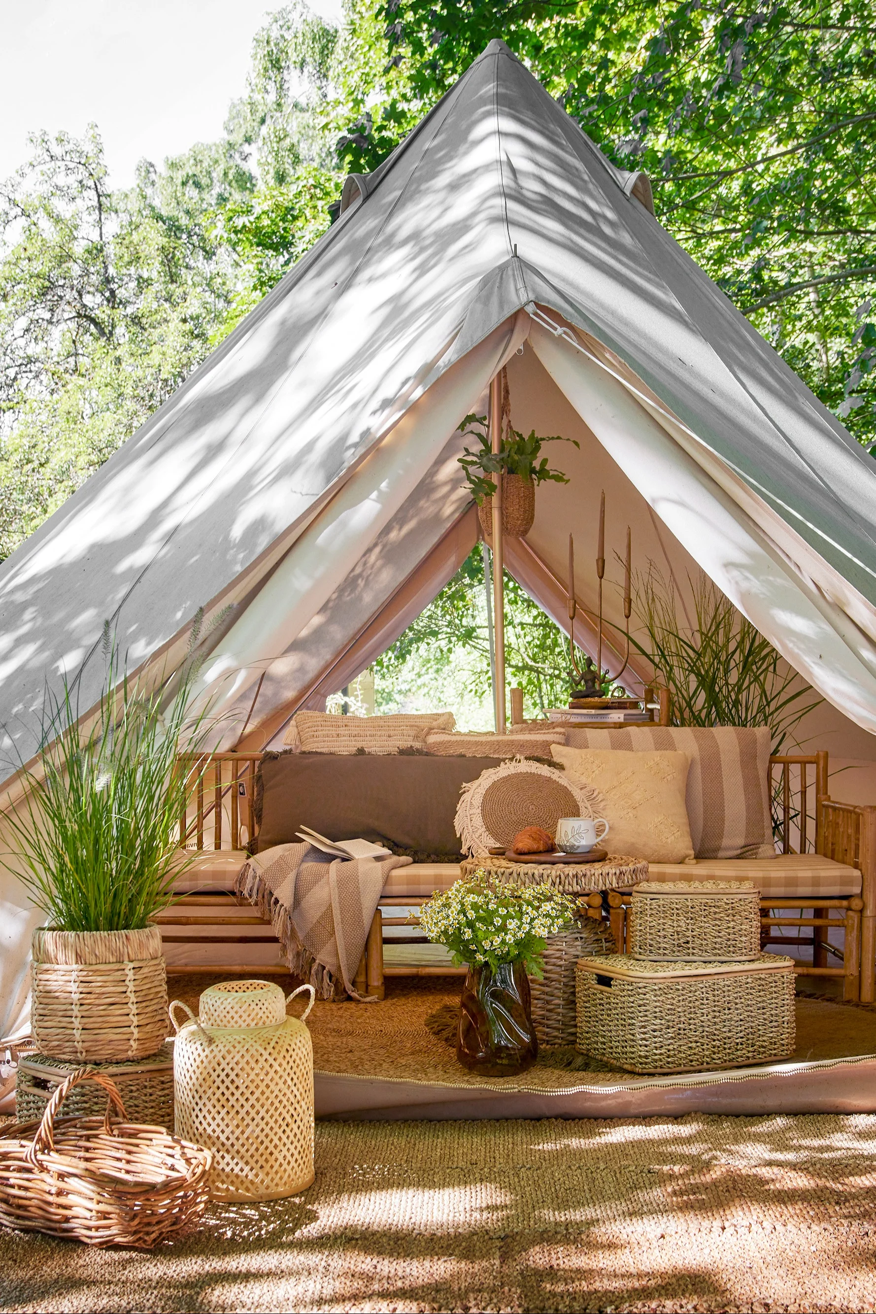 Erhöhen Sie den Gemütlichkeitsfaktor Ihrer Terrasse mit Laternen und Windlichtern für draußen, indem Sie sie im Boho-Stil dekorieren und beispielsweise die Madlin-Laterne aus Jute von Bloomingville hinstellen.