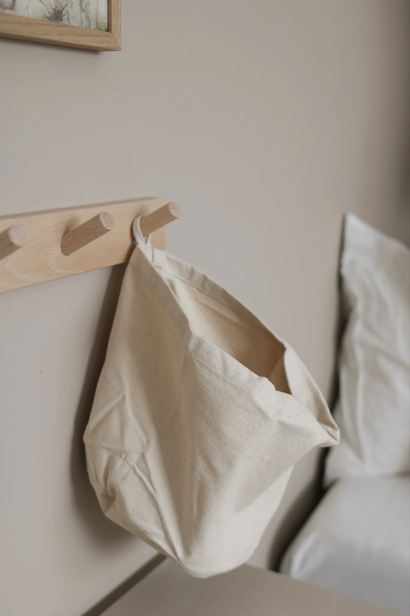 Kinderzimmer einrichten: Praktisches Aufbewahrungszubehör ist perfekt für Ihr Kinderzimmer, wie diese Haken und die praktische Aufbewahrungstasche von Kid's Concept. 