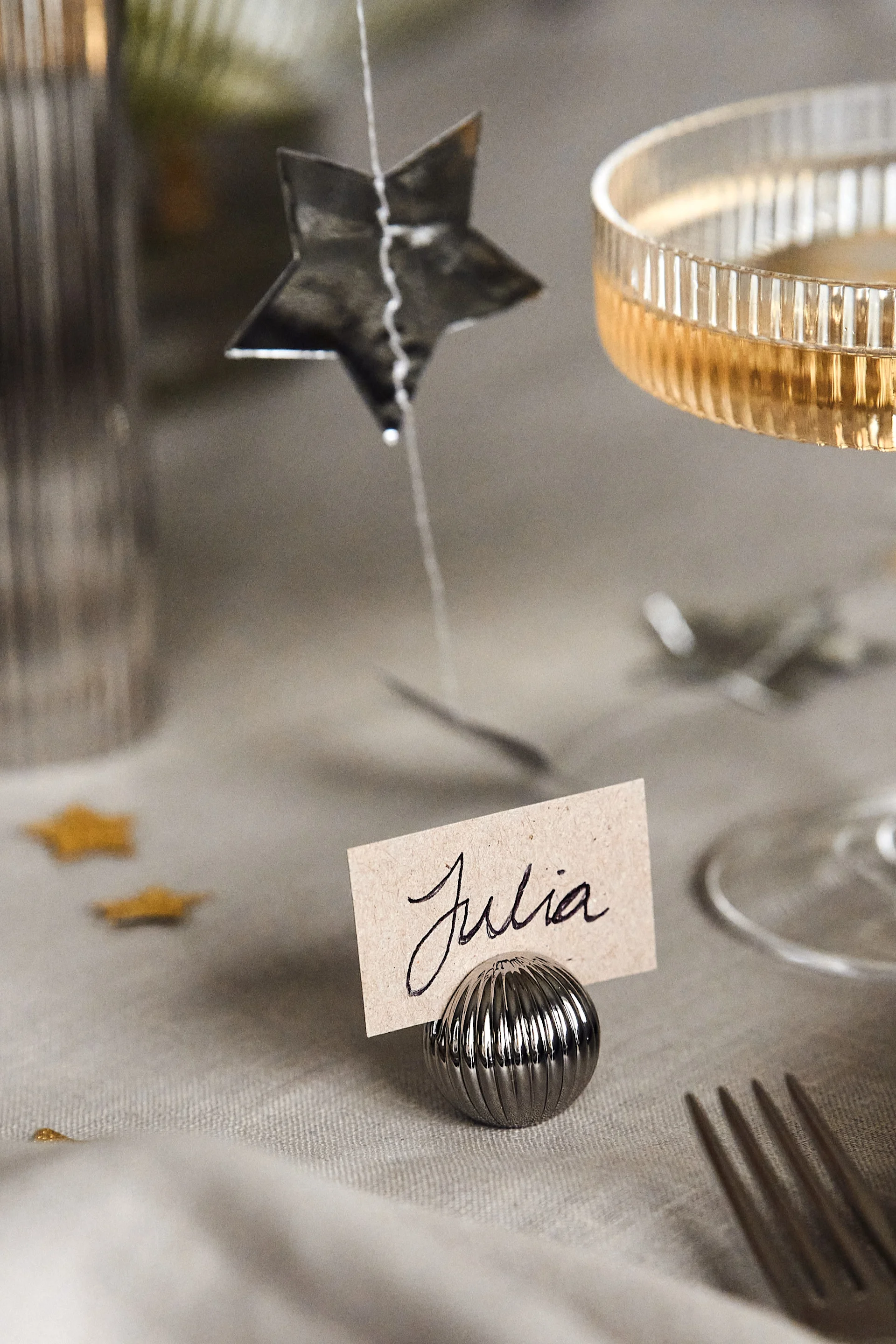 Ideen für Ihre Silvesterparty: Verleihen Sie dem Tisch eine noch persönlichere Note, indem Sie Platzkarten-Halter verwenden, beispielsweise aus der Bernadotte-Serie von Georg Jensen.