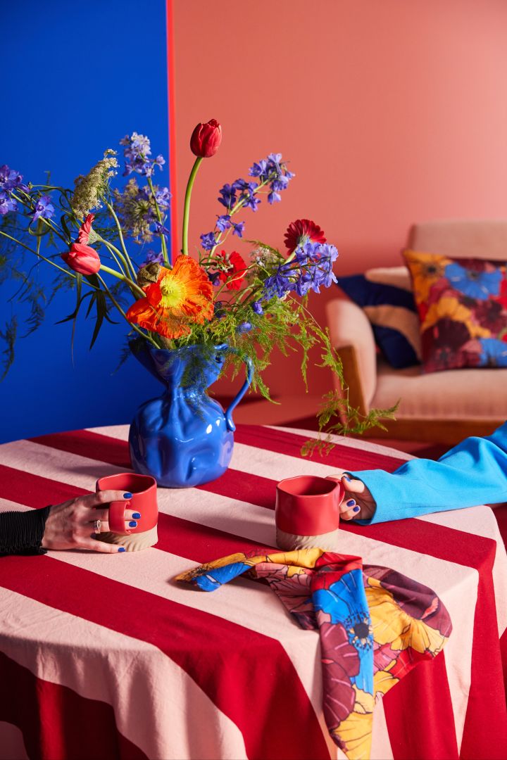 Die Einrichtungstrends für den Frühling 2024 bieten Farbe, auffällige Details und ein persönliches Zuhause. Wir dekorieren gerne mit der blauen Vase Crumple von ByOn.