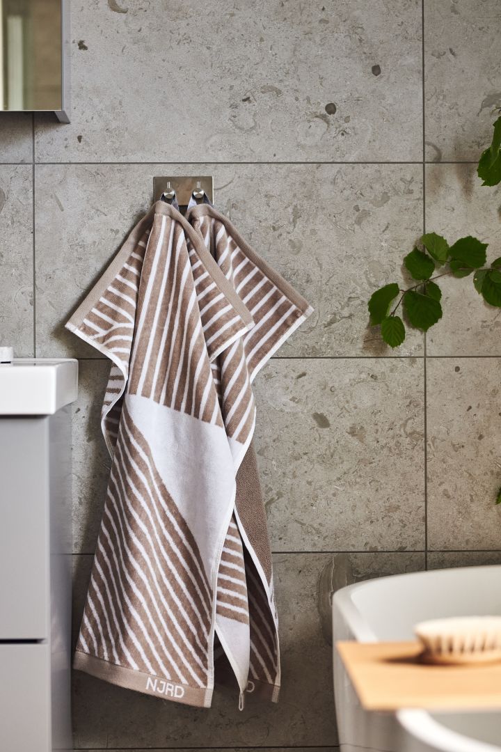 Gestalten Sie ein echtes Spa-Feeling im Badezimmer mit dem Stripes Handtuch von NJRD in Beige.