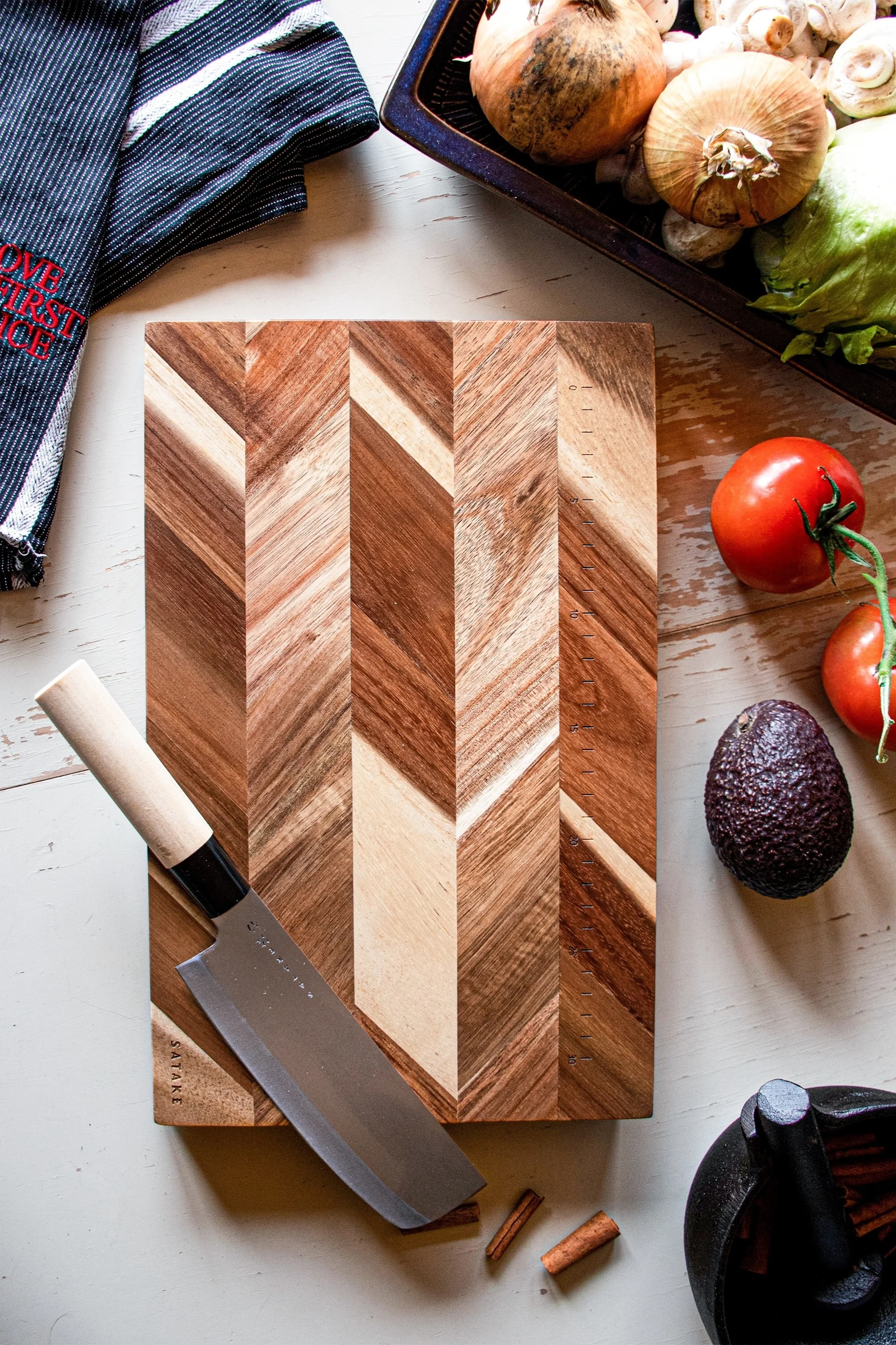 Das Norden Schneidebrett von Fiskars bietet ausreichend Platz für alle Vorbereitungen in der Küche und macht es damit zu einem tollen Geschenk zum Vatertag.