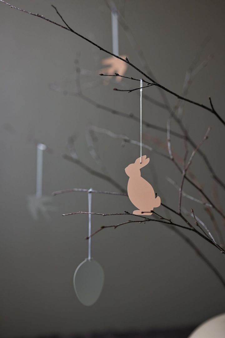 Eine Nahaufnahme eine Osterstrauchs mit Easter Deco Hasenanhängern von Cooee Design.