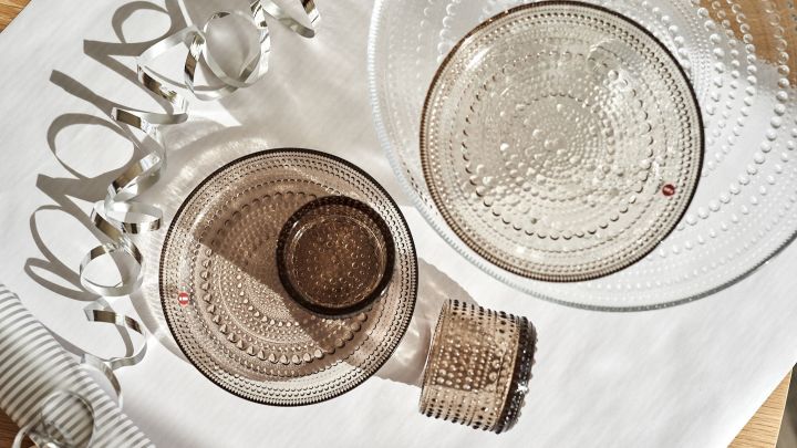 Kastehelmi Teller, Tortenteller und Windlicht von Iittala sind perfekte Geschenke für Designliebhaber.