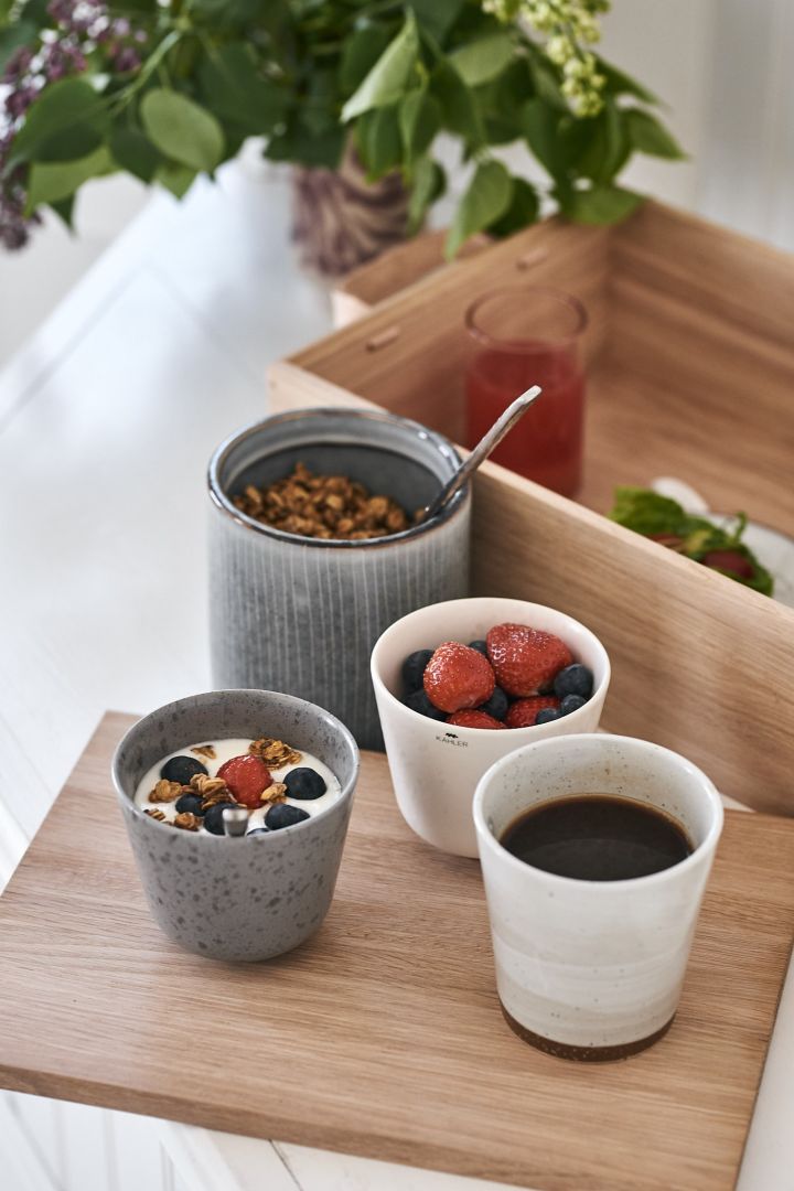 Kombinieren Sie Tassen von Broste Copenhagen mit der Brotbox von Skagerak und funktionieren Sie diese zu einem kleinen Tisch um. 