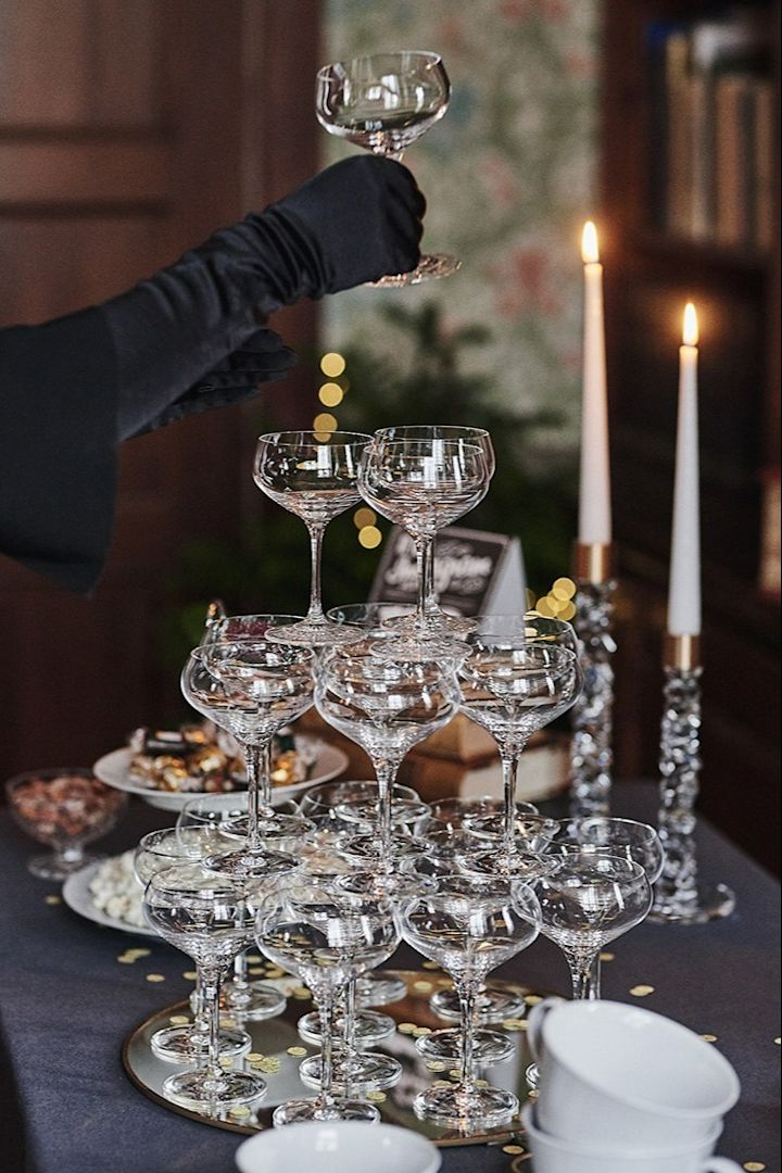 Entdecken Sie, wie Sie mit Gläsern von Orrefors und Spiegelau einen Sektturm für Ihre Silvesterparty bauen können.