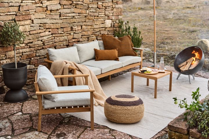 Dekorieren Sie Ihre Terrasse mit gemütlichen Kissen, Decken, schönen Töpfen und mediterranen Pflanzen.