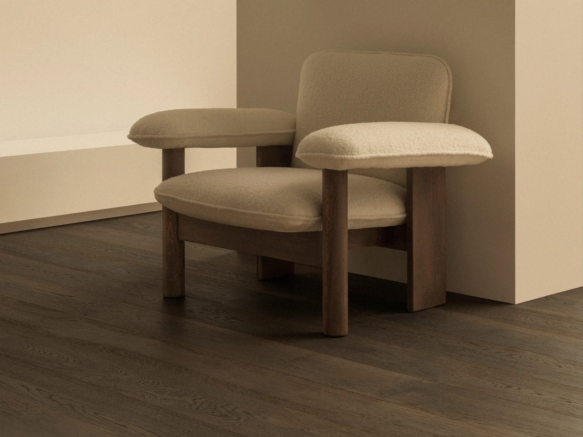 Ein minimalistischer Raum mit einem beigen Polstersessel, dunklen Holzböden und einer modernen Messing-Wandleuchte mit weißer Kugelschirm.