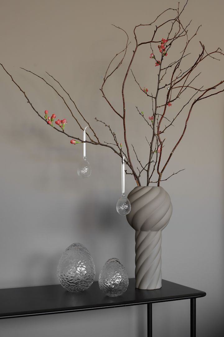 Ein Osterstrauch behängt mit klaren Gry Ei Osteranhängern von Cooee Design.