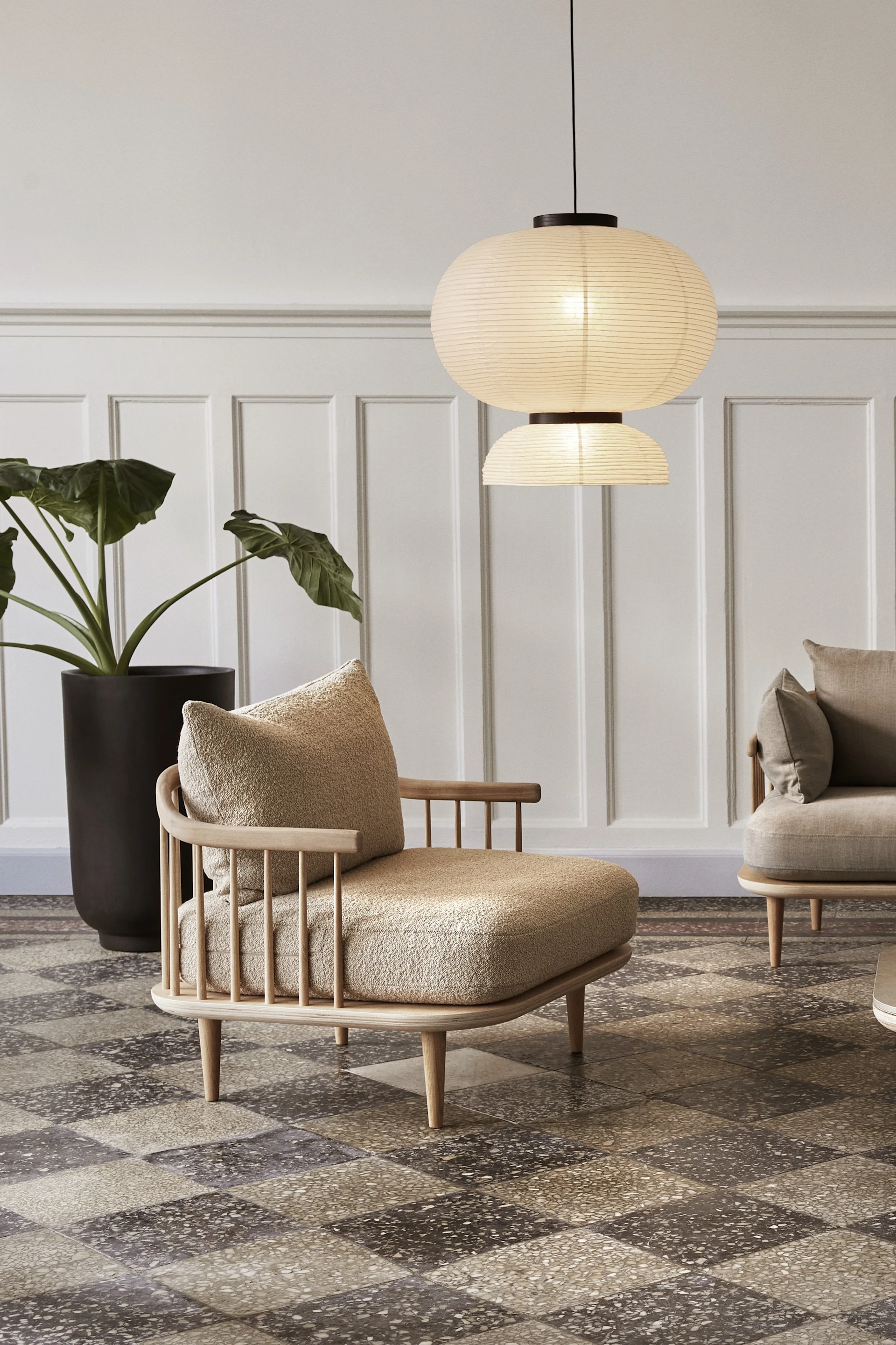 Deckenleuchte Wohnzimmer: Die Pendelleuchte Formakami von &Tradition im Japandi-Stil hängt in einem minimalistischen Wohnzimmer.