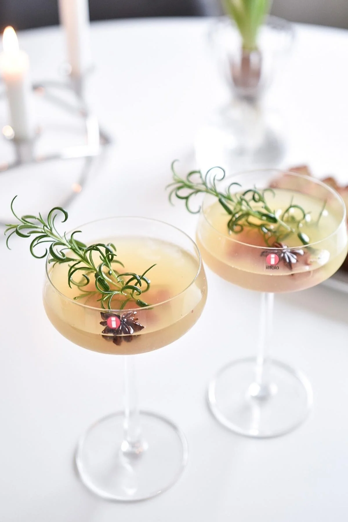Mixen Sie sich einen Cocktail zum Valentinstag, egal, ob mit oder ohne Alkohol und servieren Sie ihn stilvoll in Gläsern aus der Essence-Serie von Iittala, wie @interior.by.mariam.