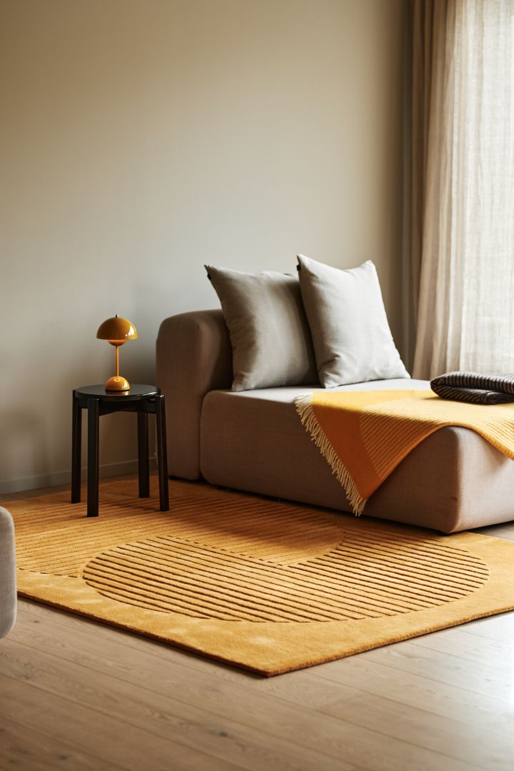Stimmen Sie Ihre Accessoires auf Ihren farbenfrohen Teppich ab, um ein gemütliches und stimmiges Bild in Ihrem Wohnzimmer zu schaffen. 