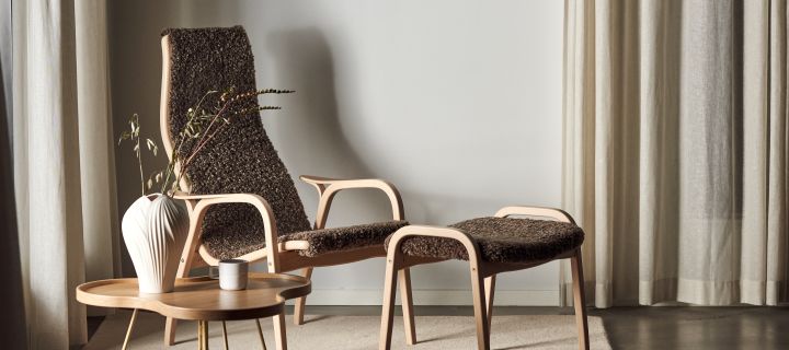 Der Lamino Sessel, der Flower Tisch und die Anna Vase von Swedese sind Beispiele für hochwertige, handgefertigte schwedische Möbel. 