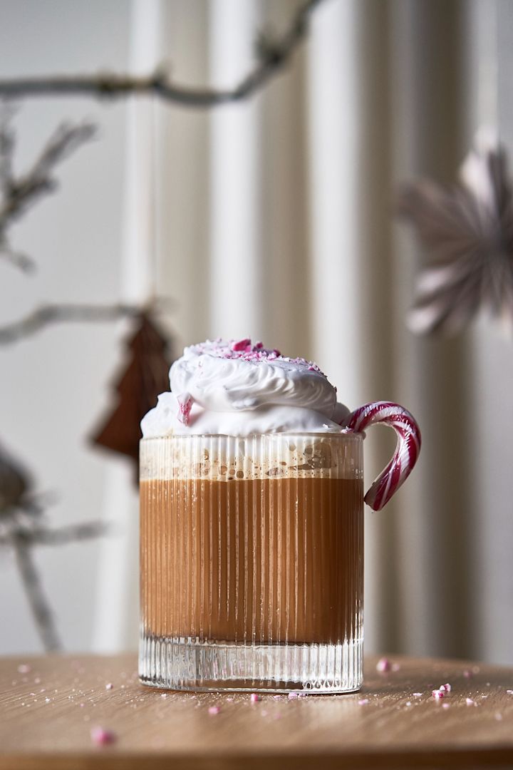 Einfache Weihnachtscocktails: Sorgen Sie in diesem Jahr für eine Extraportion Wohlfühlen und verwöhnen Sie sich und Ihre Liebsten mit einem Zuckerstangen-Kaffee, hier serviert in einem Ripe-Glas von Muubs.