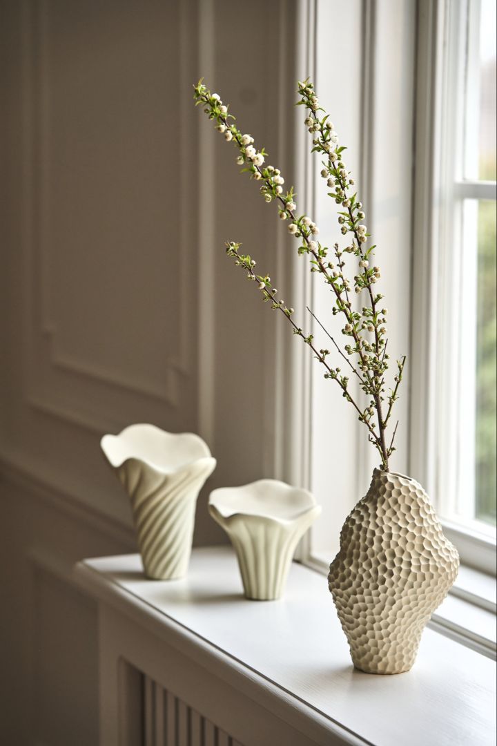 So dekorieren Sie Ihre Fensterbank: Hier sehen Sie eine Kollektion von Vasen von Cooee design in verschiedenen Höhen und Strukturen. 