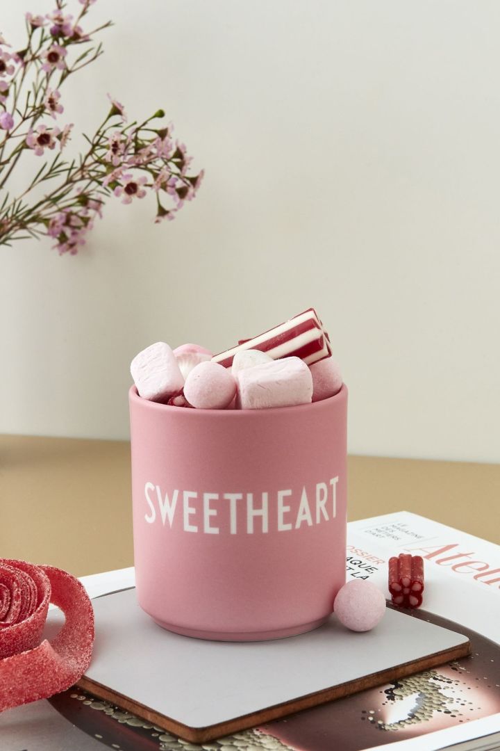 Valentinstag zu Hause: Servieren Sie Ihrem Schatz einen besonderen Drink im Sweetheart-Becher von Design Letters.